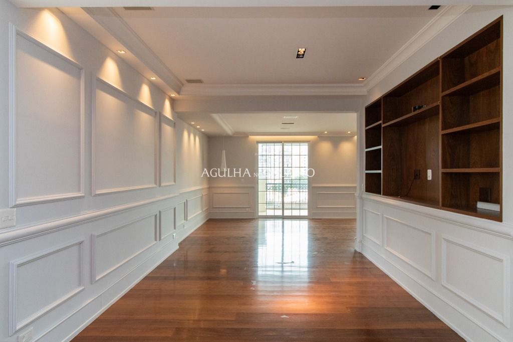 Apartamento à venda no Campo Belo com 218m² de área útil, 3 suítes, 5 vagas de garagem + depósito. – AP8392