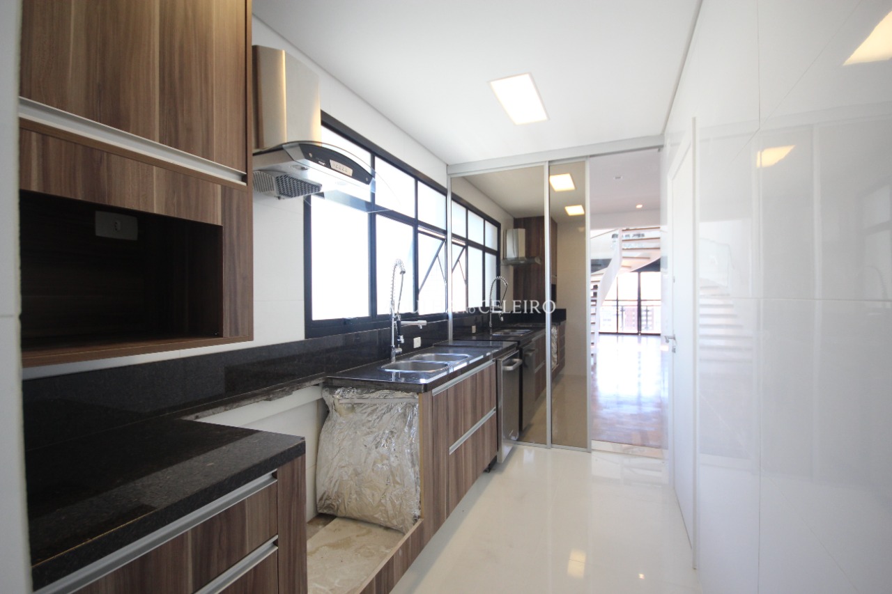 Venda/Moema: Cobertura duplex reformada e fora de rota – CO0343