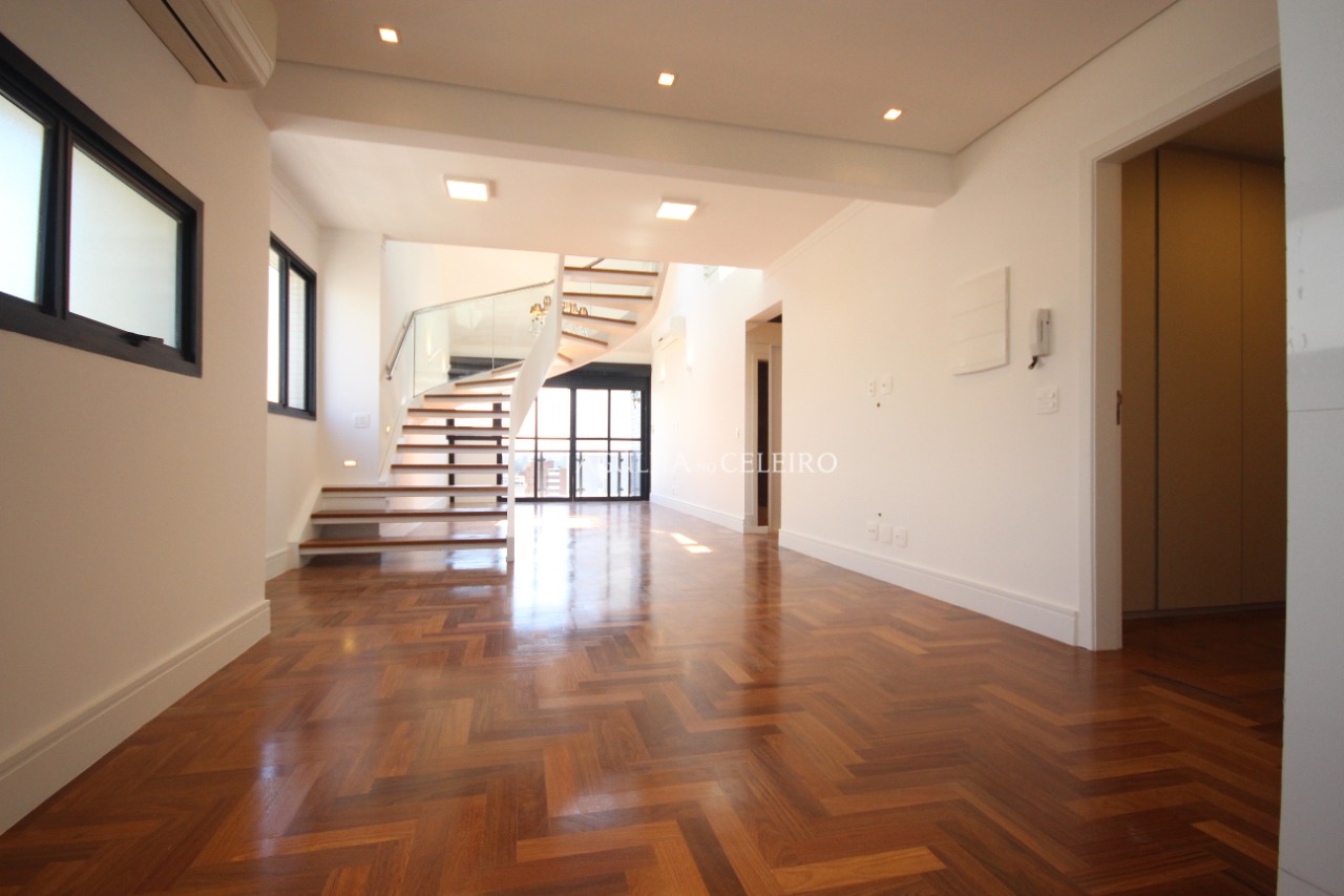 Venda/Moema: Cobertura duplex reformada e fora de rota – CO0343
