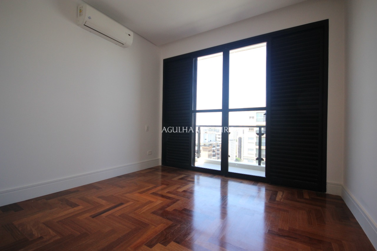 Venda/Moema: Cobertura duplex reformada e fora de rota – CO0343