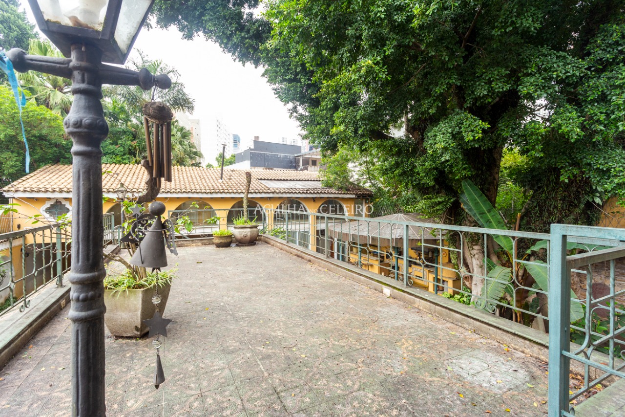 Casarão com área externa ampla à venda e locação no Jardim América – 12142 - _MG_3426
