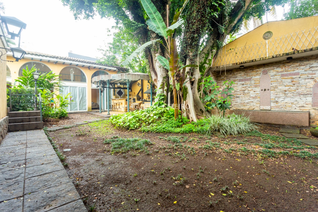 Casarão com área externa ampla à venda e locação no Jardim América – 12142 - _MG_3216