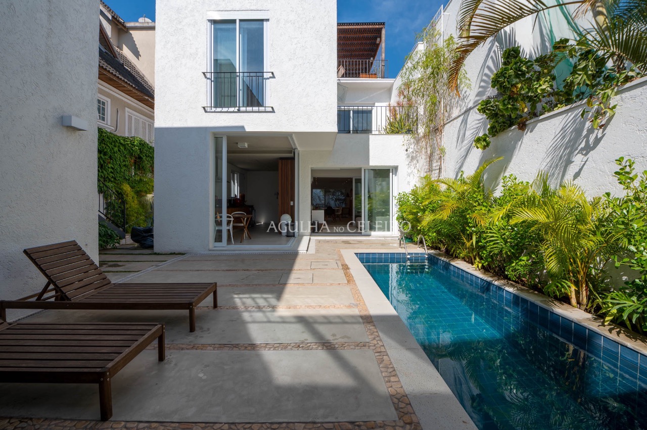 Casa reformada com vista incrível para o parque à venda no Jardim Luzitânia. – 9422