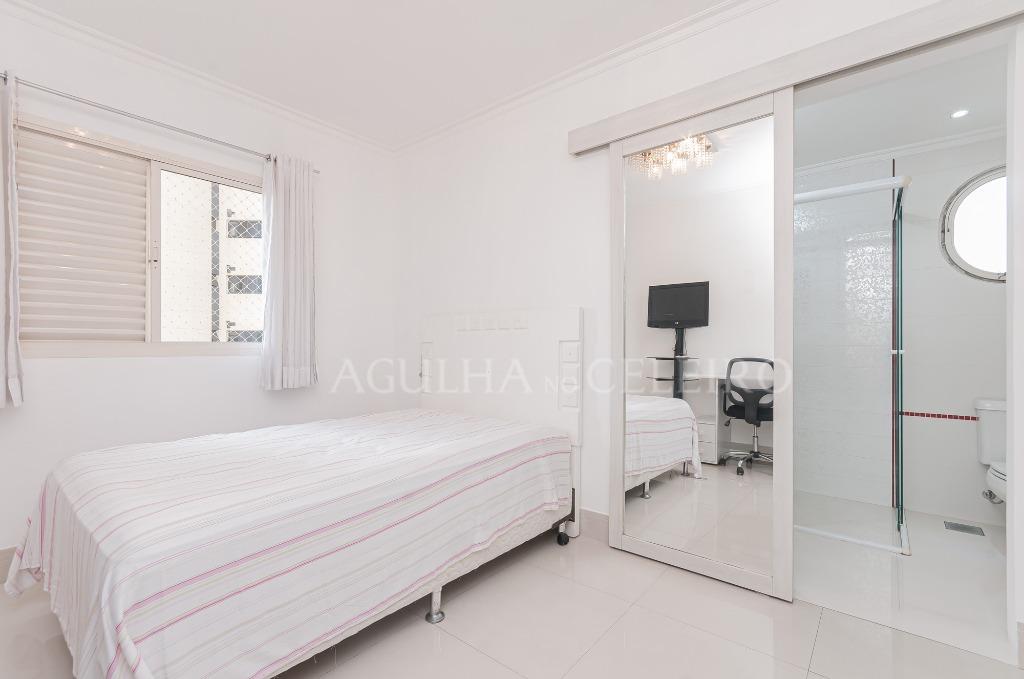 Apartamento com três suítes à venda em Moema Pássaros. – AP5020