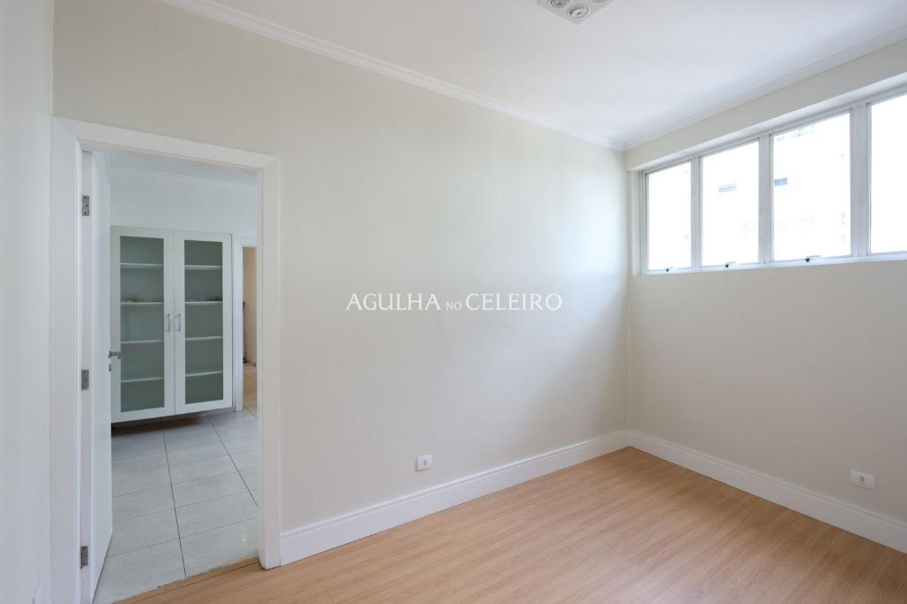 Venda/Jardim América: Recuado e reformado com varanda – AP6552