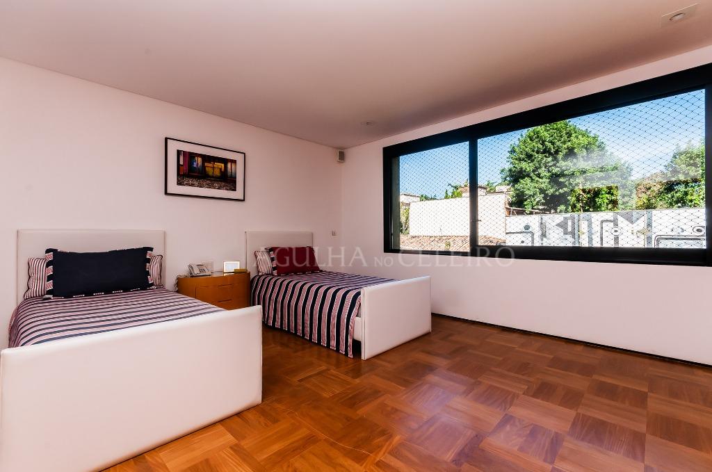 Venda/Jardim Luzitânia: Casa moderna e ampla com total segurança! – CA0445