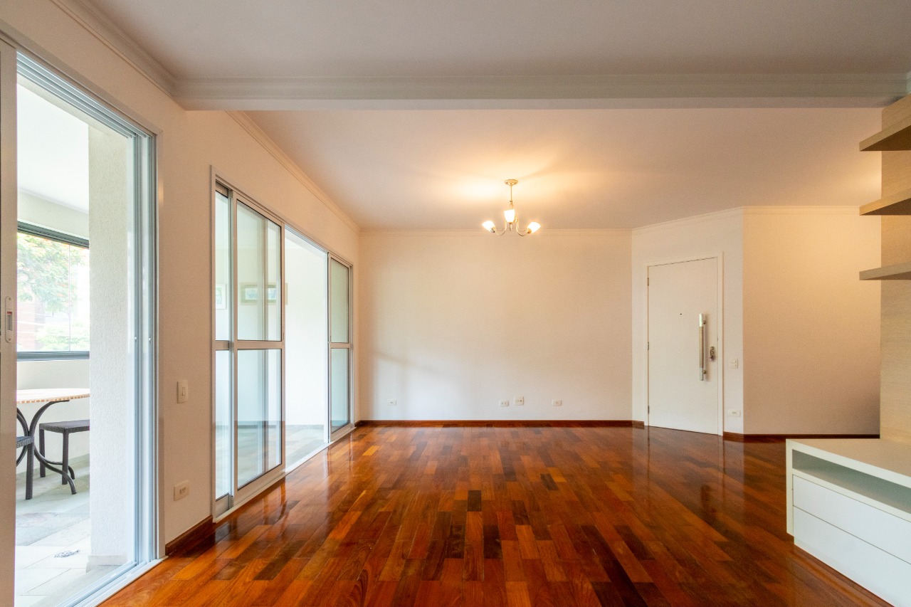 Apartamento com ótima localização em Moema à venda – 12805