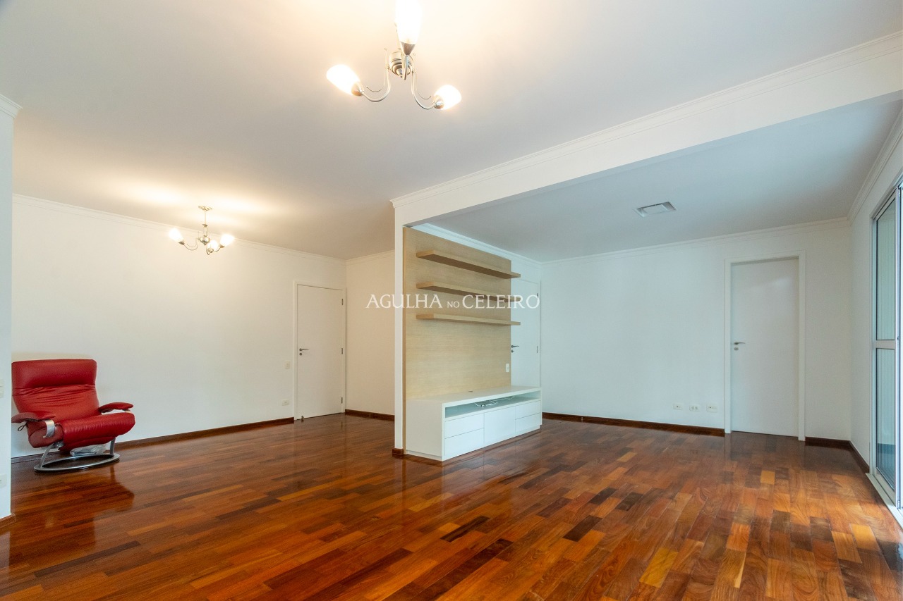 Apartamento com ótima localização em Moema à venda – 12805