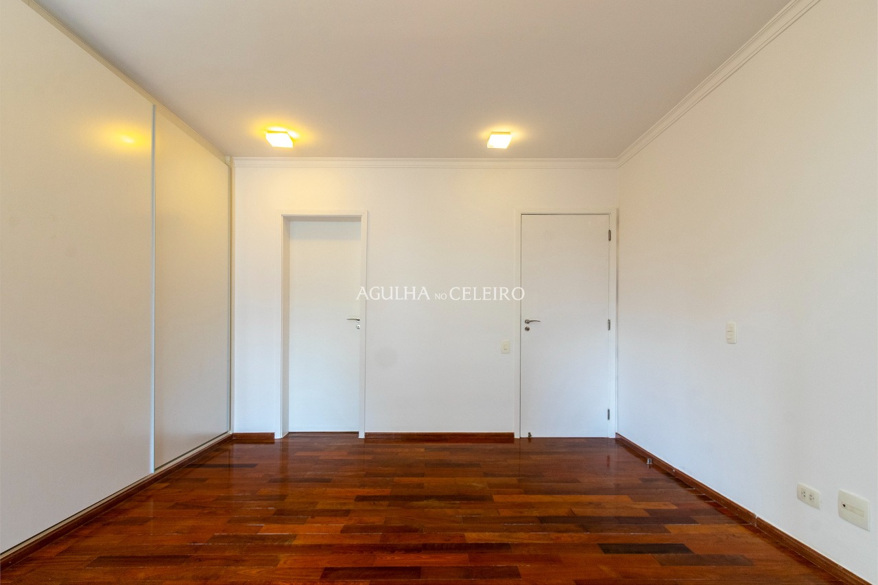 Apartamento com ótima localização em Moema à venda – 12805