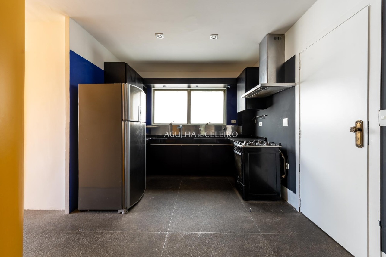 Apartamento com muita luz e uma varandinha charmosa à venda no Itaim Bibi. – 8870