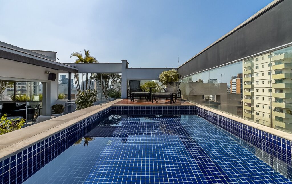 Cobertura duplex linda em prédio assinado por Ruy Ohtake em Moema. – 9661