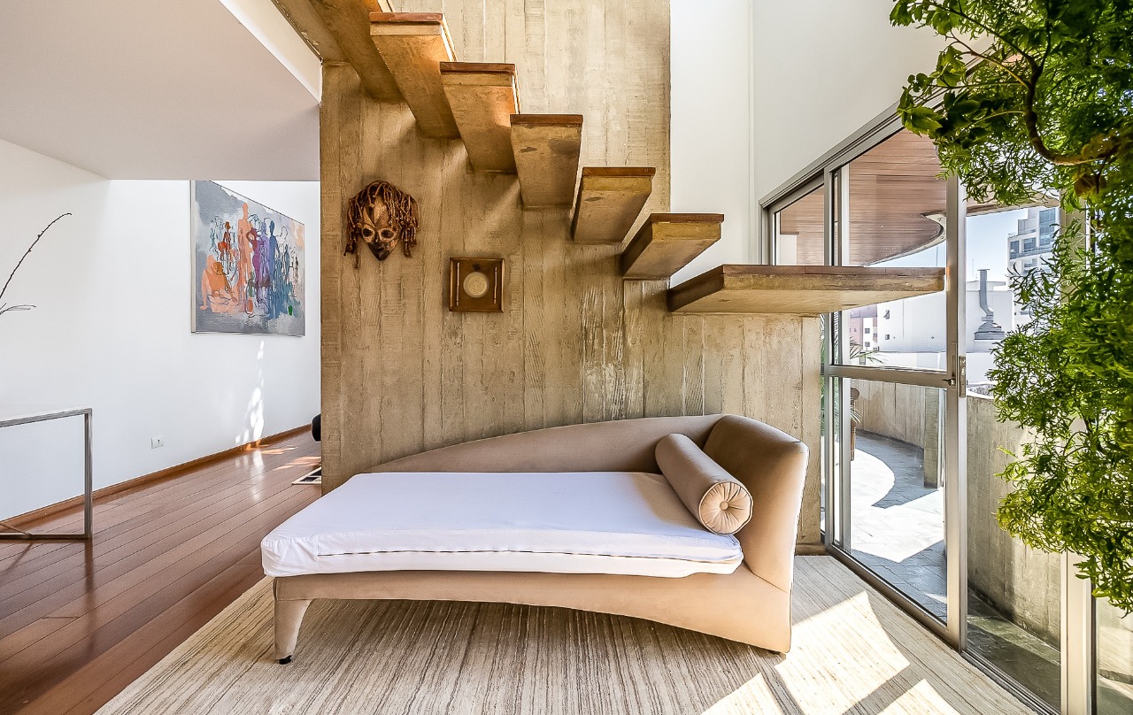 Cobertura duplex linda em prédio assinado por Ruy Ohtake em Moema. – 9661