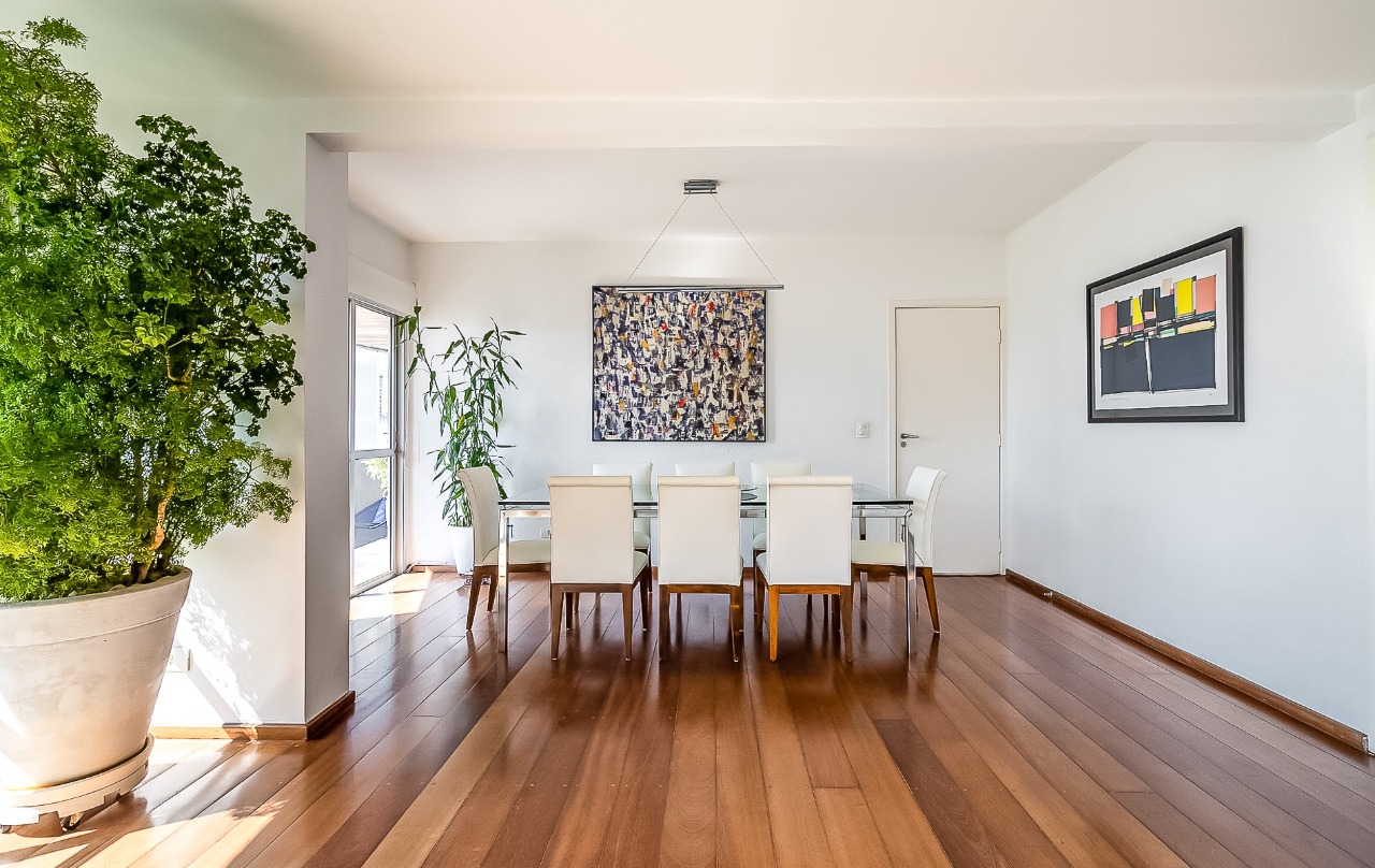 Cobertura duplex linda em prédio assinado por Ruy Ohtake em Moema. – 9661