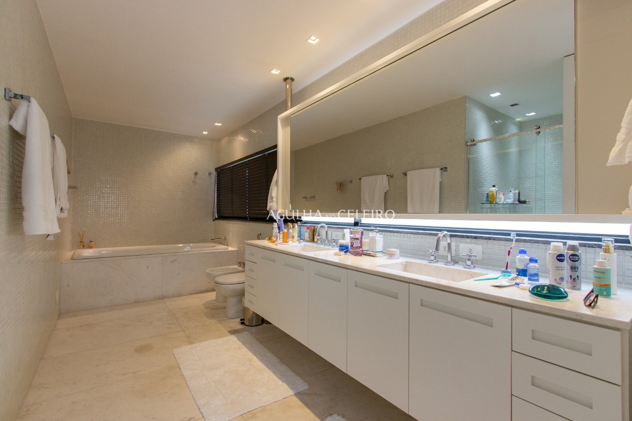 Cobertura espetacular no melhor do bairro, com projeto de Márcio Kogan. – CO0282
