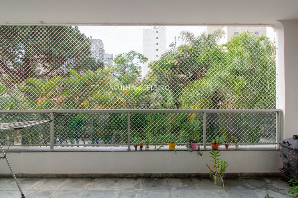 Venda/Moema: oportunidade para reforma, 04 quartos, 03 suíte e quadra de tênis! – AP6737