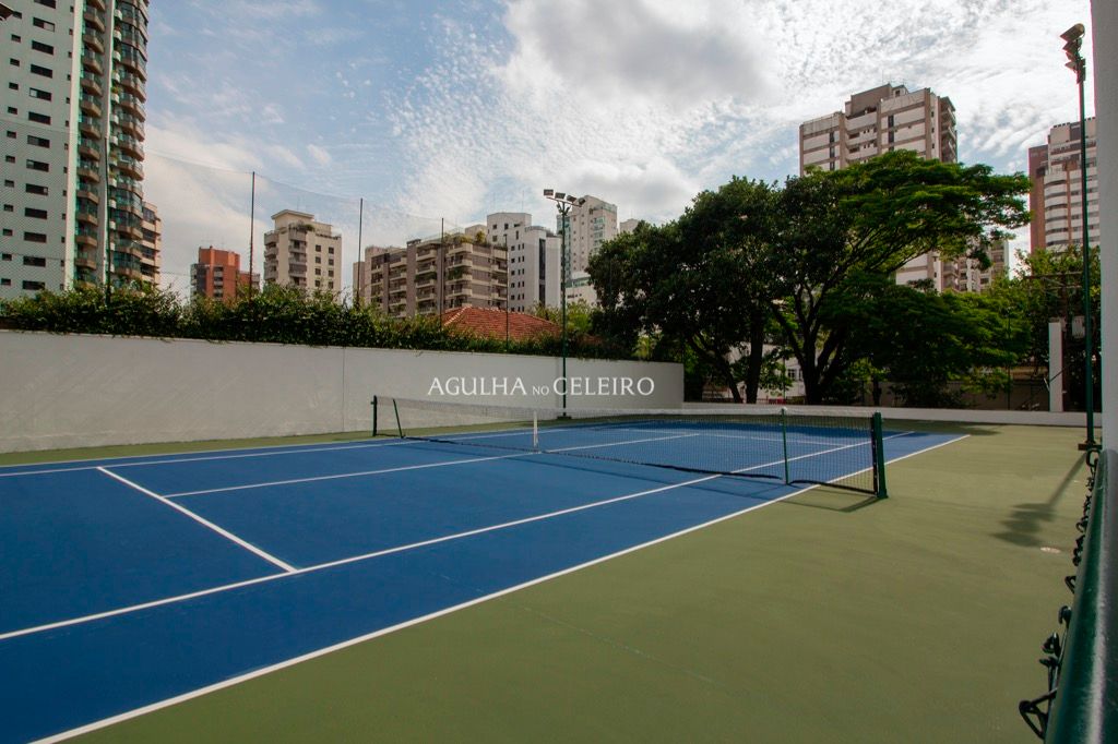 Venda/Moema: oportunidade para reforma, 04 quartos, 03 suíte e quadra de tênis! – AP6737