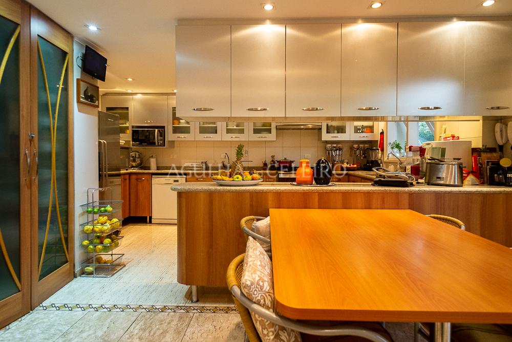 Casa à venda em Alto de Pinheiros. – CA0548