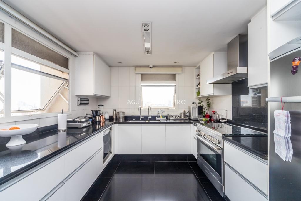 Venda/Vila Nova Conceição: Cobertura com Vista Panorâmica Vizinha à Praça Pereira Coutinho. – CO0549