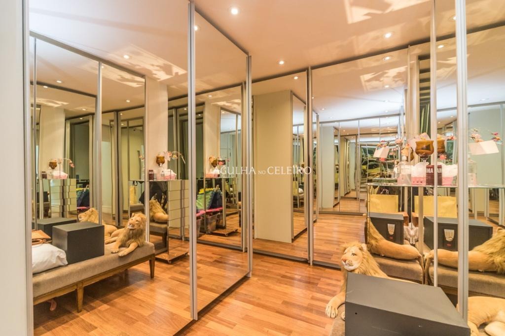 Venda/Vila Nova Conceição: Cobertura com Vista Panorâmica Vizinha à Praça Pereira Coutinho. – CO0549