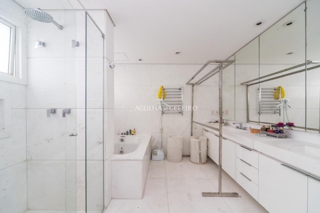 Venda/Vila Nova Conceição: Cobertura com Vista Panorâmica Vizinha à Praça Pereira Coutinho. – CO0549