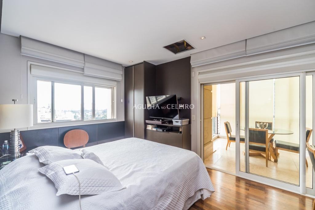 Venda/Vila Nova Conceição: Cobertura com Vista Panorâmica Vizinha à Praça Pereira Coutinho. – CO0549