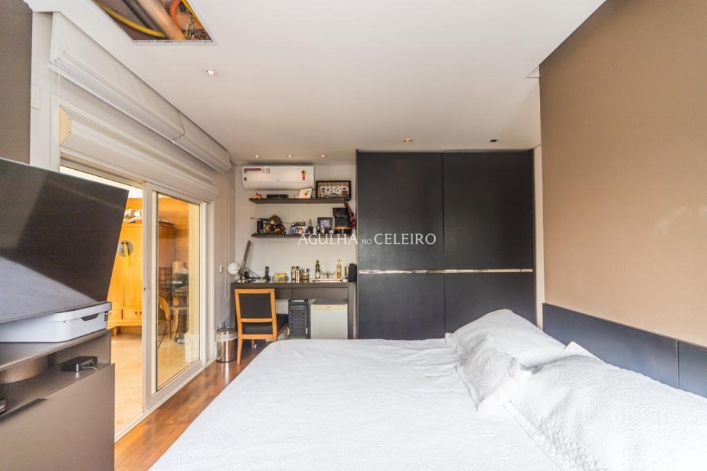 Venda/Vila Nova Conceição: Cobertura com Vista Panorâmica Vizinha à Praça Pereira Coutinho. – CO0549