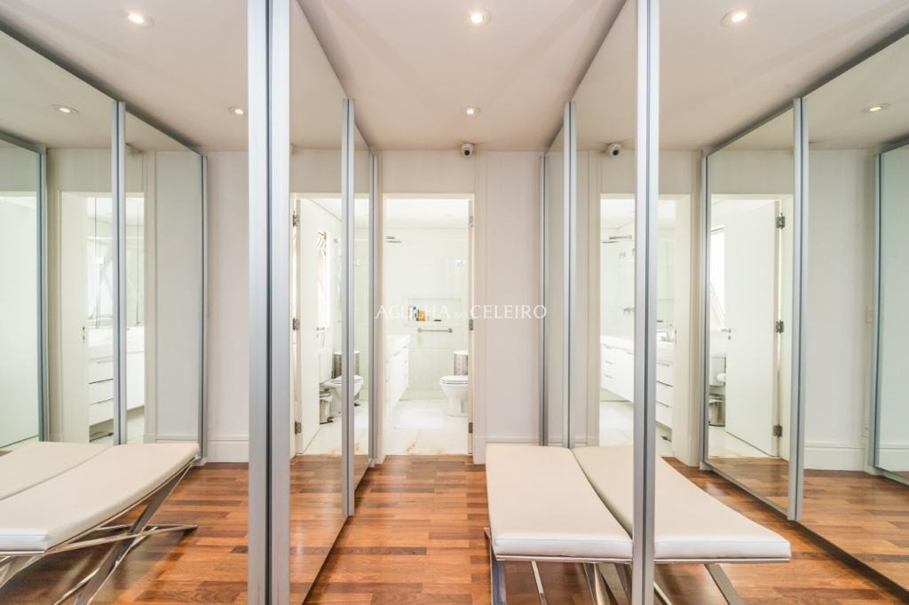 Venda/Vila Nova Conceição: Cobertura com Vista Panorâmica Vizinha à Praça Pereira Coutinho. – CO0549