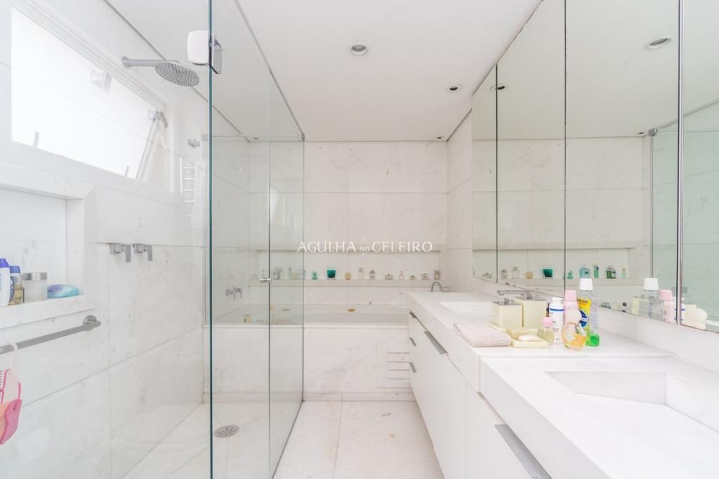 Venda/Vila Nova Conceição: Cobertura com Vista Panorâmica Vizinha à Praça Pereira Coutinho. – CO0549