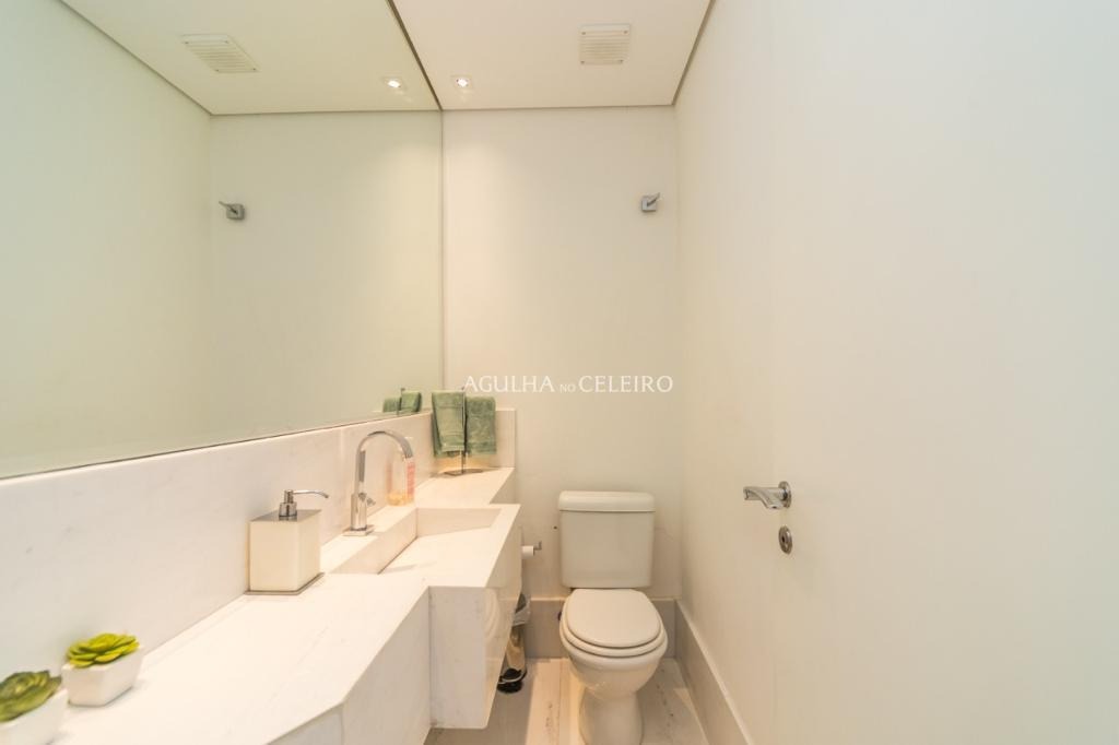 Venda/Vila Nova Conceição: Cobertura com Vista Panorâmica Vizinha à Praça Pereira Coutinho. – CO0549