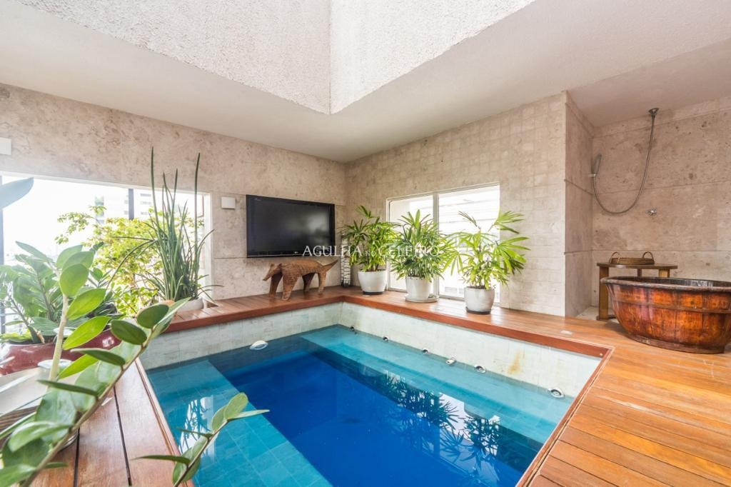 Venda/Vila Nova Conceição: Cobertura com Vista Panorâmica Vizinha à Praça Pereira Coutinho. – CO0549