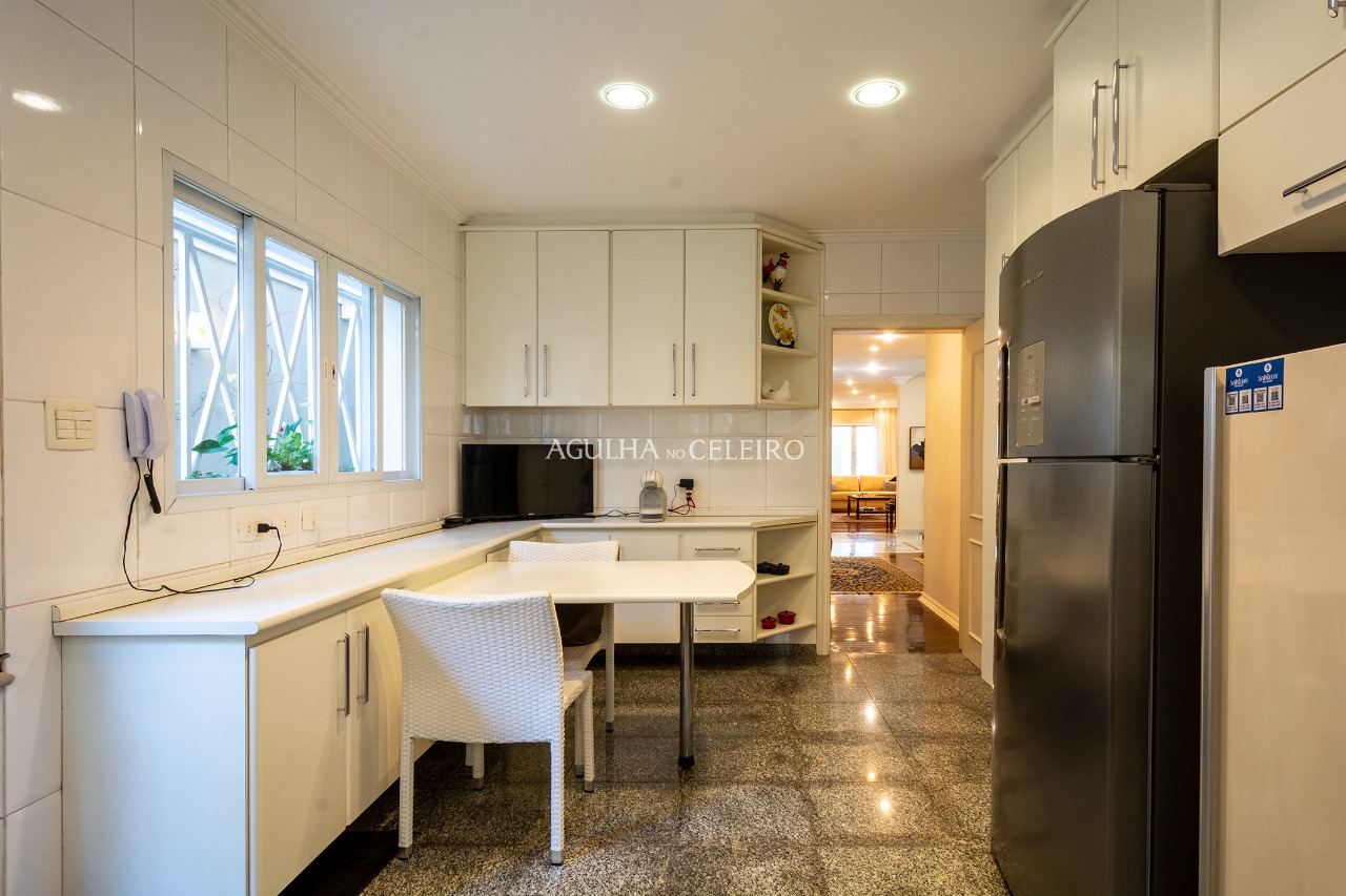 Casa deliciosa a 100 metros do Parque Ibirapuera à venda no Jardim Luzitânia. – 14134