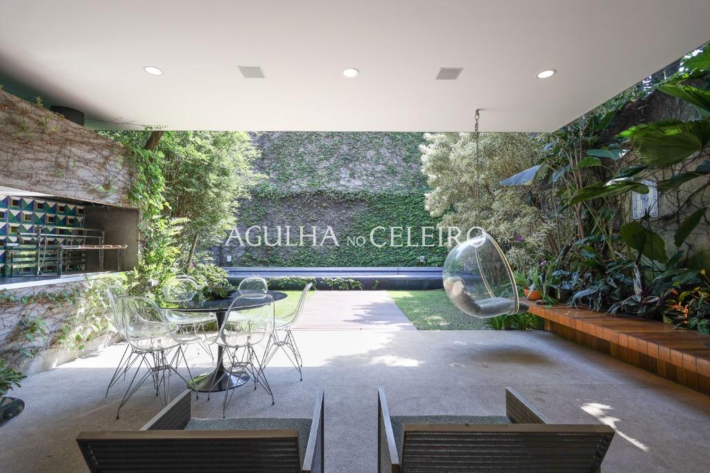 Casa de muito bom gosto para venda no Jardim Paulista. – CA0878