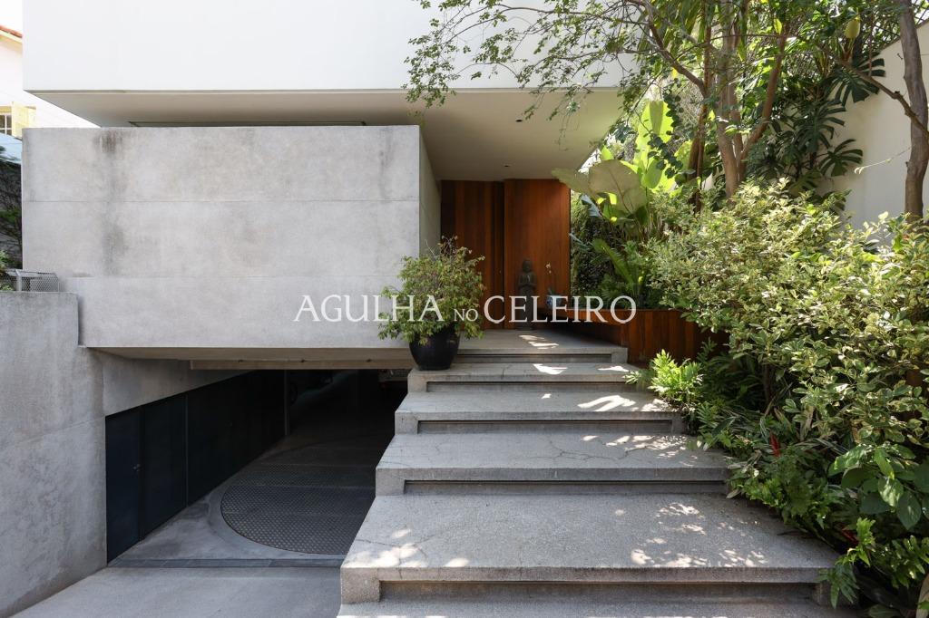 Casa de muito bom gosto para venda no Jardim Paulista. – CA0878