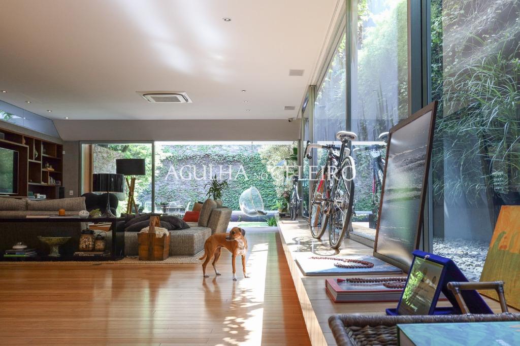 Casa de muito bom gosto para venda no Jardim Paulista. – CA0878