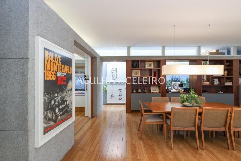 Casa de muito bom gosto para venda no Jardim Paulista. – CA0878