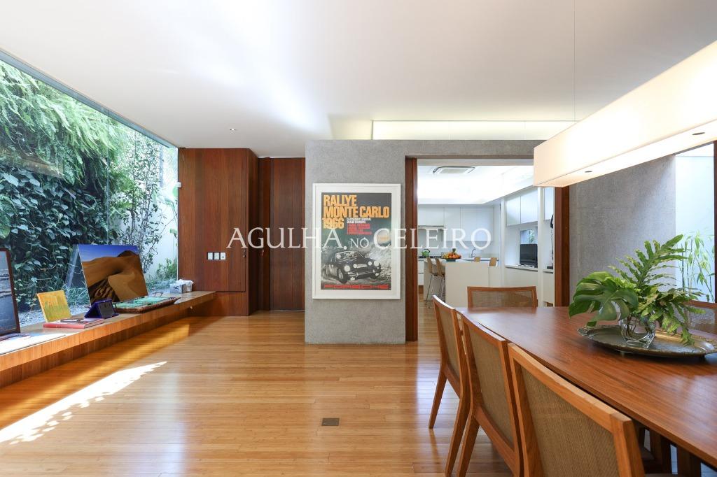 Casa de muito bom gosto para venda no Jardim Paulista. – CA0878