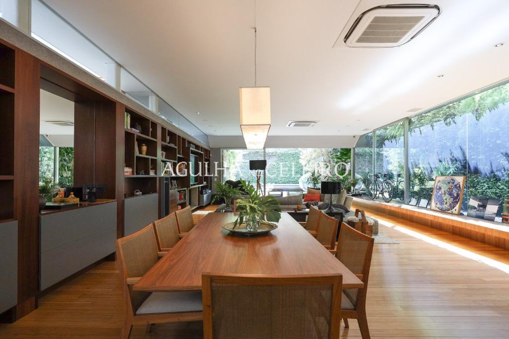 Casa de muito bom gosto para venda no Jardim Paulista. – CA0878