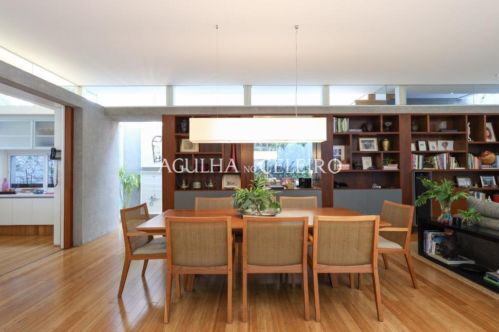 Casa de muito bom gosto para venda no Jardim Paulista. – CA0878