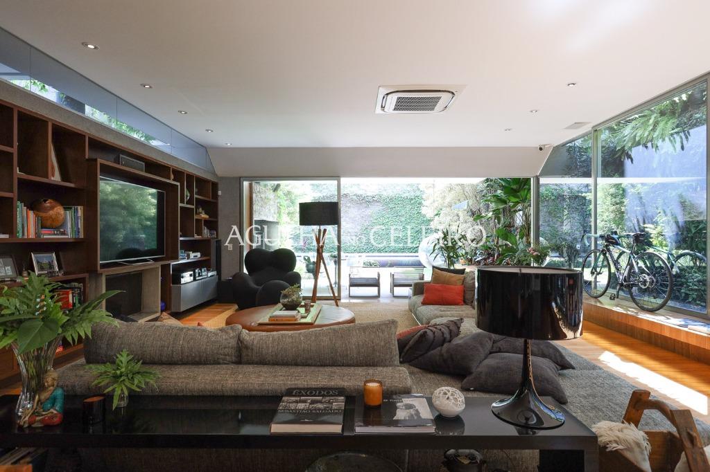 Casa de muito bom gosto para venda no Jardim Paulista. – CA0878