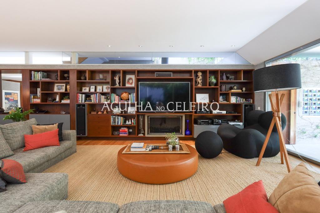 Casa de muito bom gosto para venda no Jardim Paulista. – CA0878