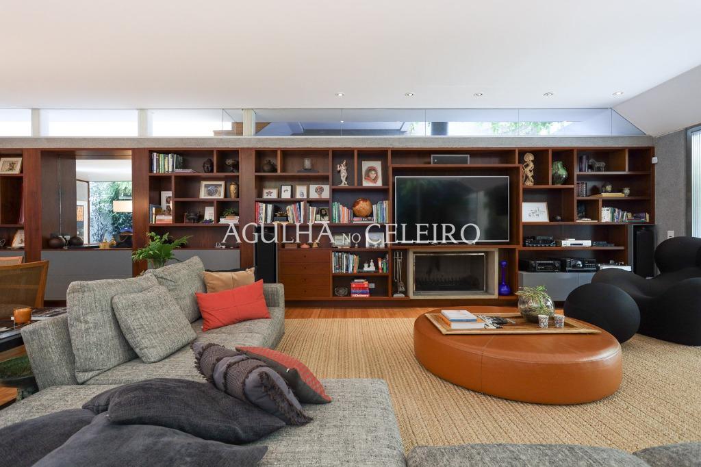Casa de muito bom gosto para venda no Jardim Paulista. – CA0878