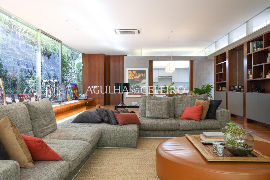 Casa de muito bom gosto para venda no Jardim Paulista. – CA0878