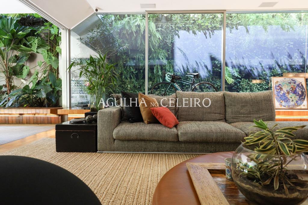 Casa de muito bom gosto para venda no Jardim Paulista. – CA0878