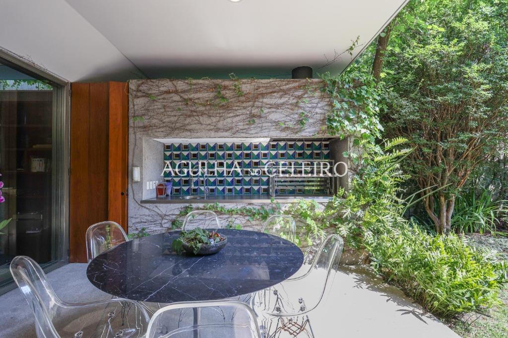 Casa de muito bom gosto para venda no Jardim Paulista. – CA0878