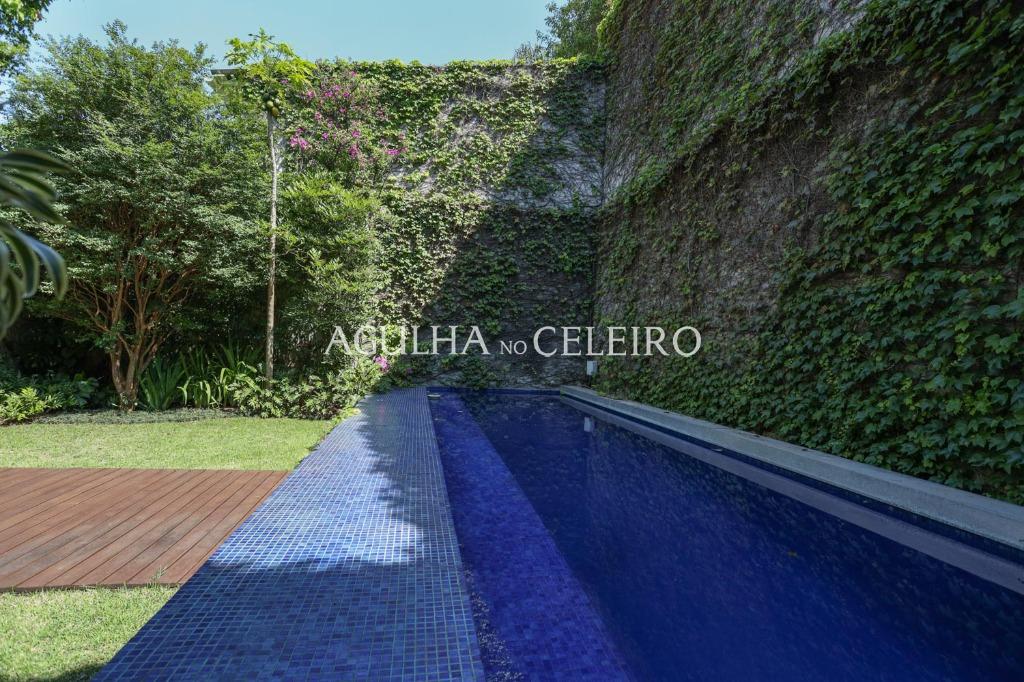 Casa de muito bom gosto para venda no Jardim Paulista. – CA0878