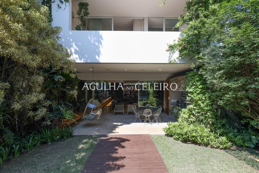 Casa de muito bom gosto para venda no Jardim Paulista. – CA0878