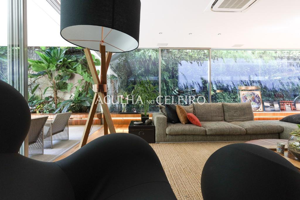 Casa de muito bom gosto para venda no Jardim Paulista. – CA0878