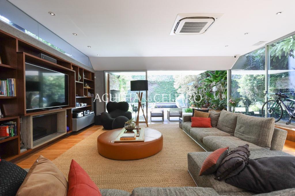 Casa de muito bom gosto para venda no Jardim Paulista. – CA0878