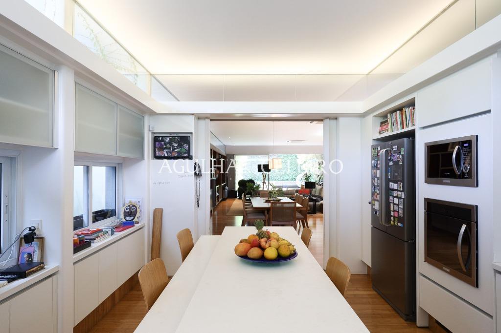 Casa de muito bom gosto para venda no Jardim Paulista. – CA0878