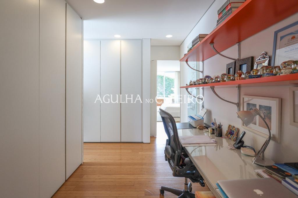 Casa de muito bom gosto para venda no Jardim Paulista. – CA0878